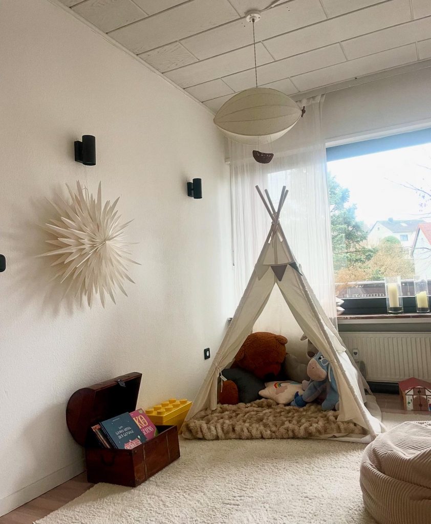 Ein Bild von der Spielecke mit Tipi und Sitzsack im 1. Behandlungszimmer