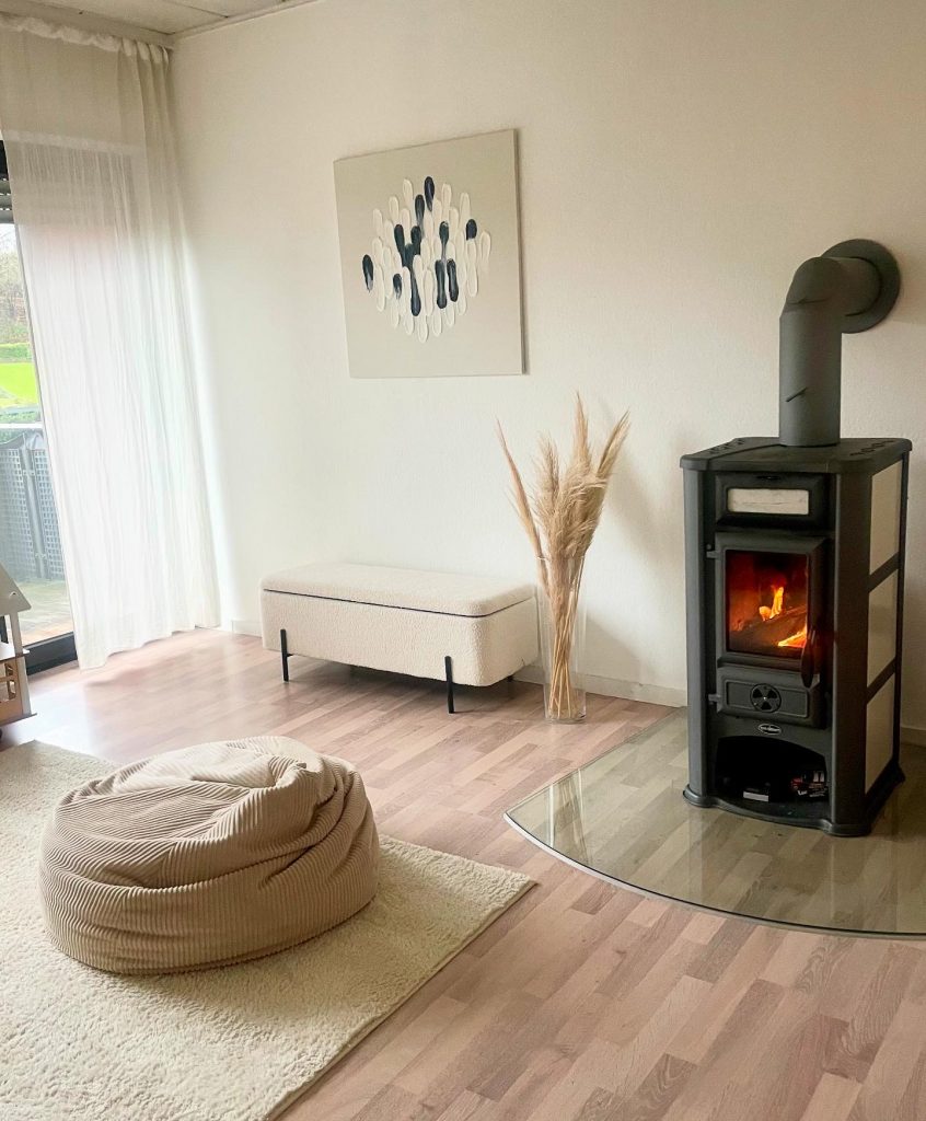 Ein Bild von Kaminecke und Sitzsack im 1. Behandlungszimmer